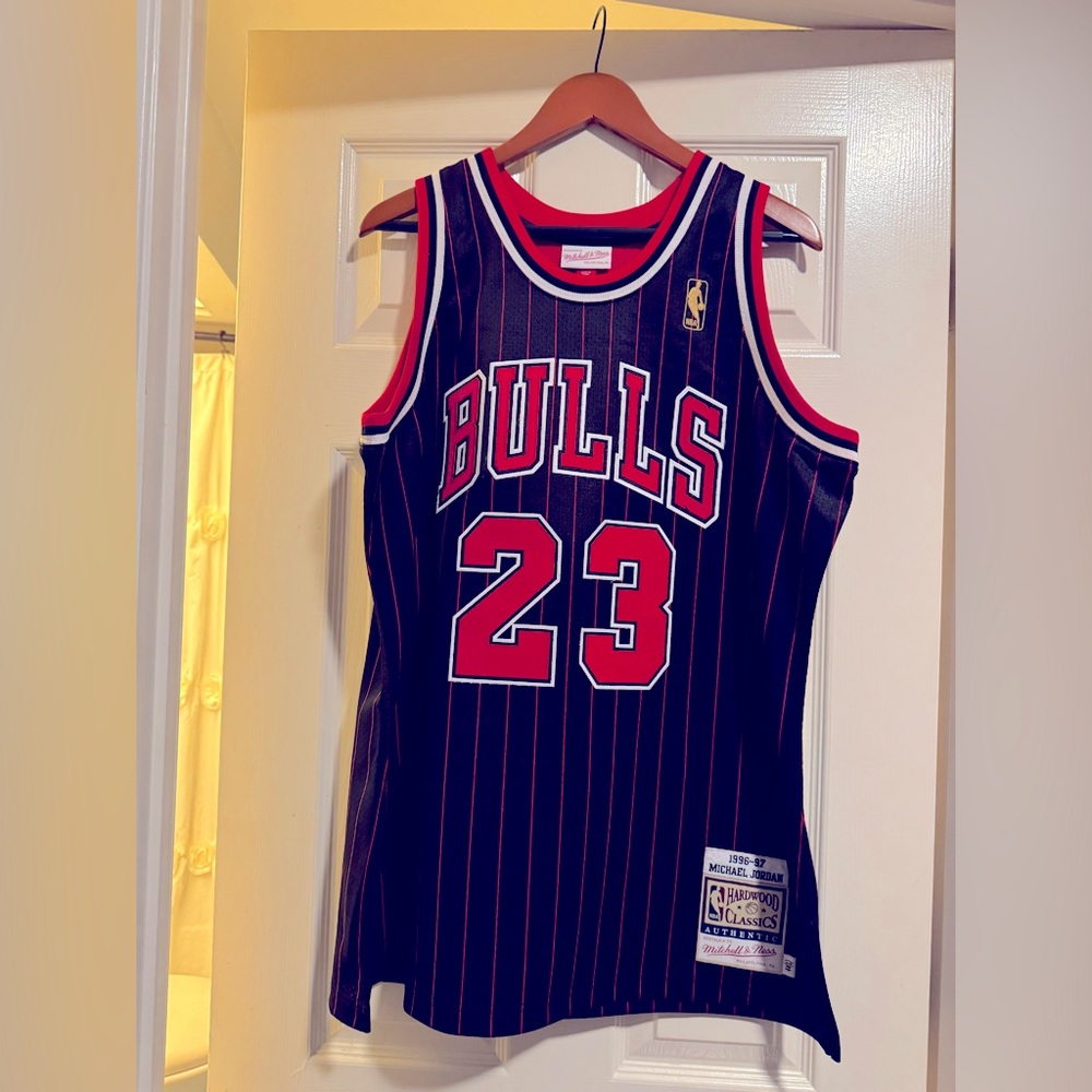 CHICAGO BULLS Jersey!Mitchell & Ness Bulls Pinstripe Jersey in Black and Red